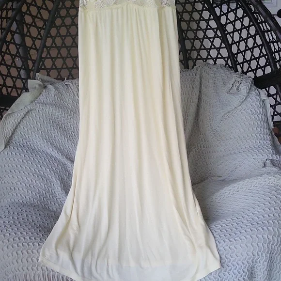 Light Yellow Long V-neck Lace Panel Nightgown - Picture 8 of 11